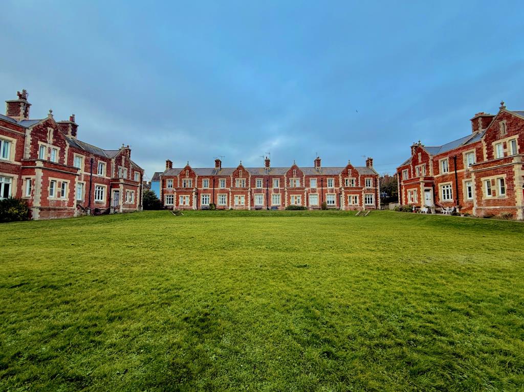 Lot: 173 - FREEHOLD BASEMENT OFFERING POTENTIAL AND GROUND RENT INVESTMENT - View of cottages